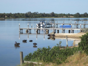 Lakes Entrance Waterfront Cottages with King Beds